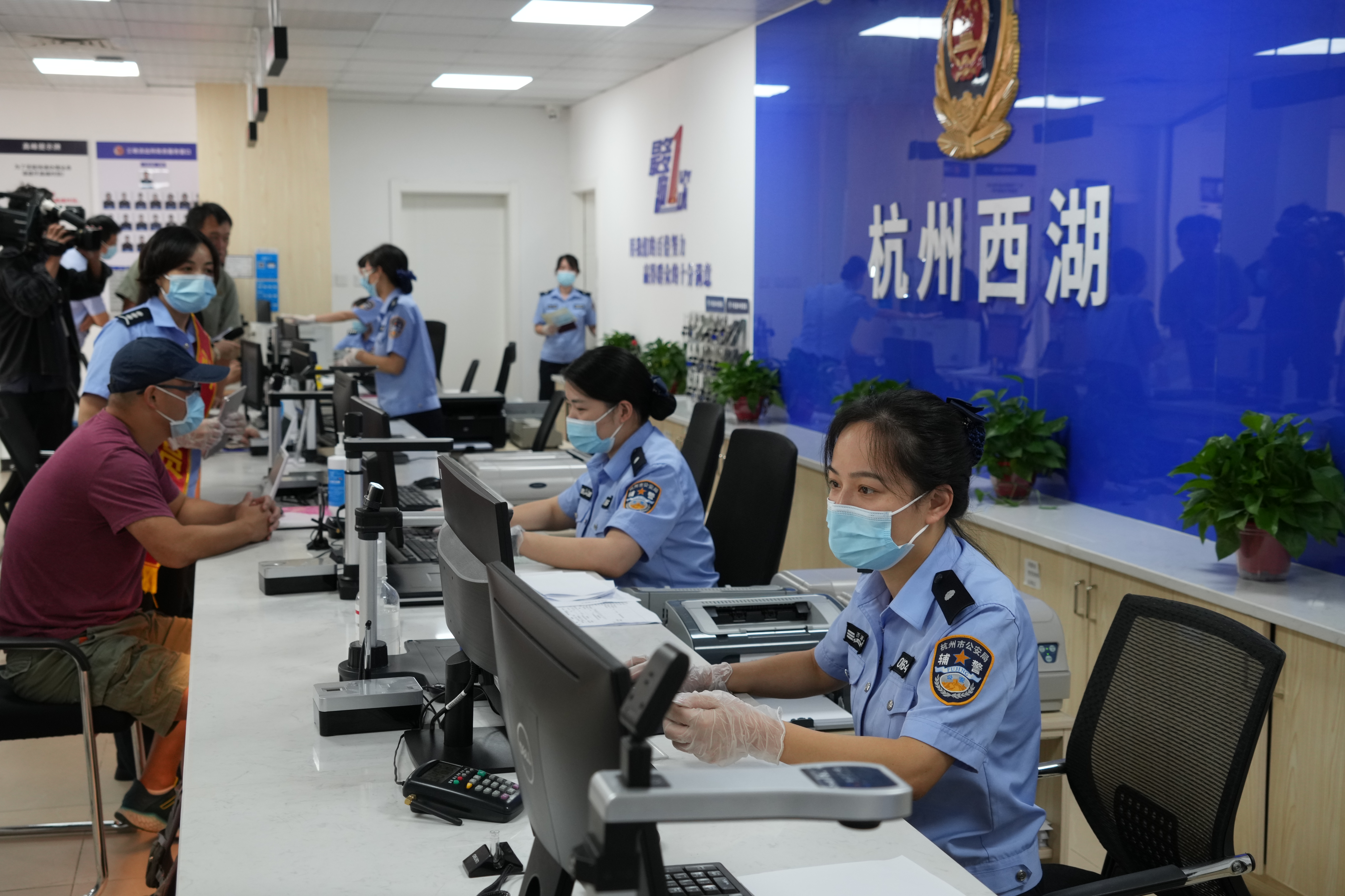 杭州公安在全国6个试点城市中率先实现99项公安政务服务 线下“一窗通办”线上“一网通办”