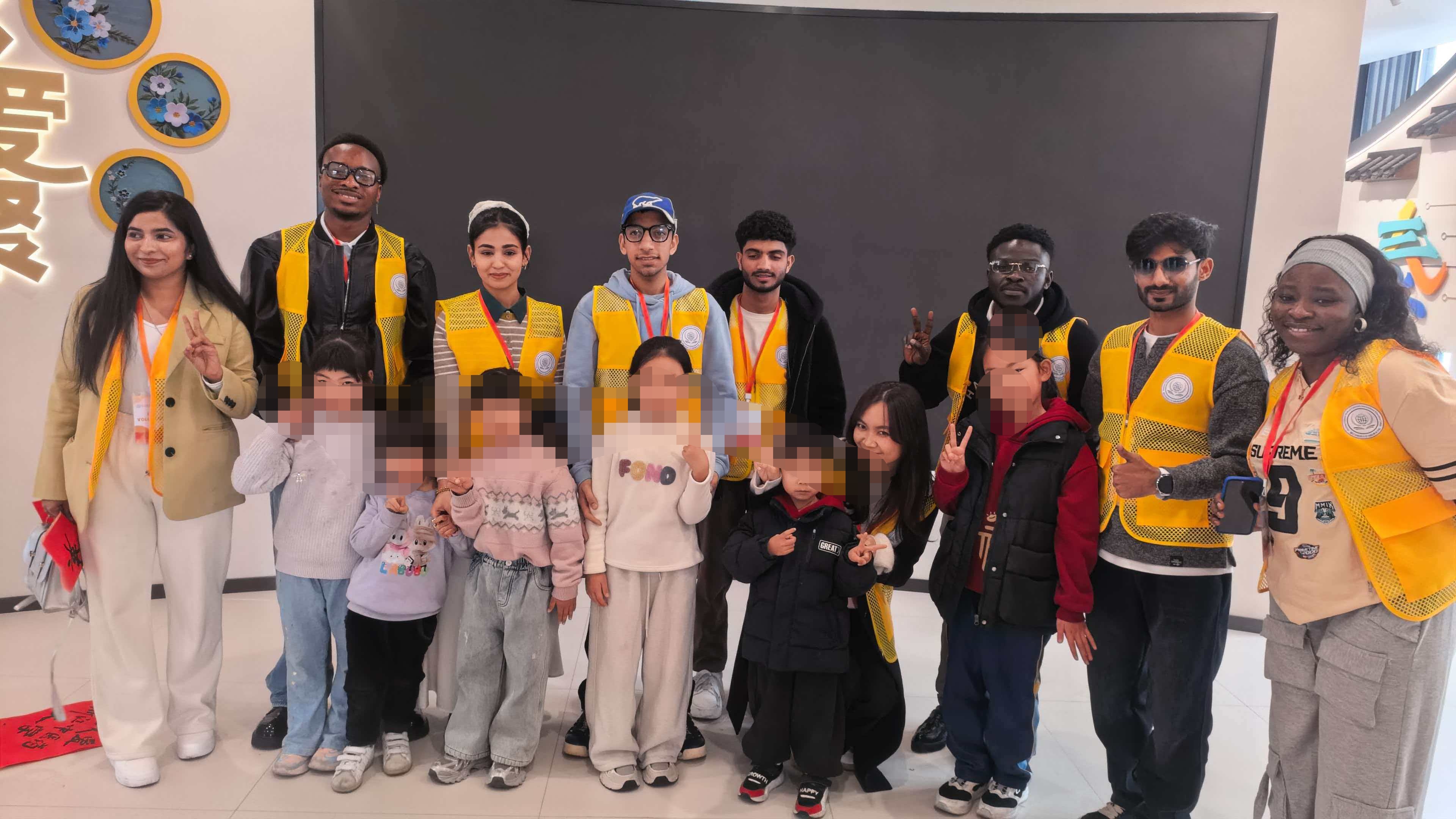 墨香绣韵传“锋”范丨一场跨越国界、传递温情的中外文化助残联谊活动