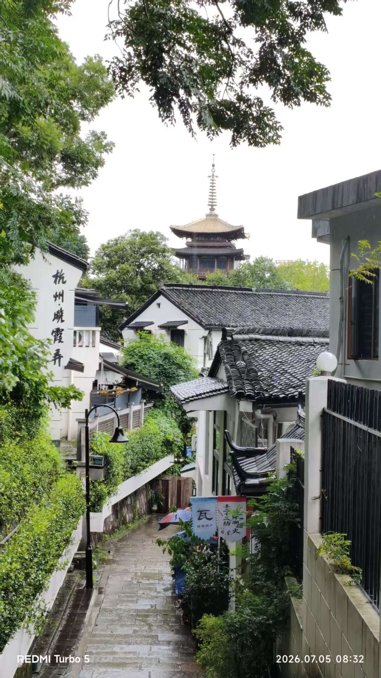 一城山色半城诗，最是吴山雨雾时